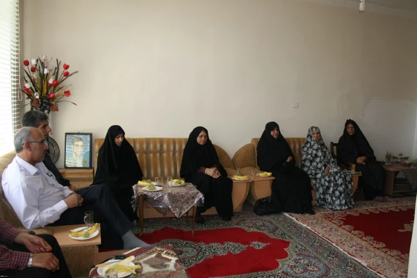 دیدار سرکار خانم دکتر زهرا ایرانمش سرپرست مدیریت امور پردیس های دانشگاه فرهنگیان استان کرمان با خانواده شهید طالبی زاده