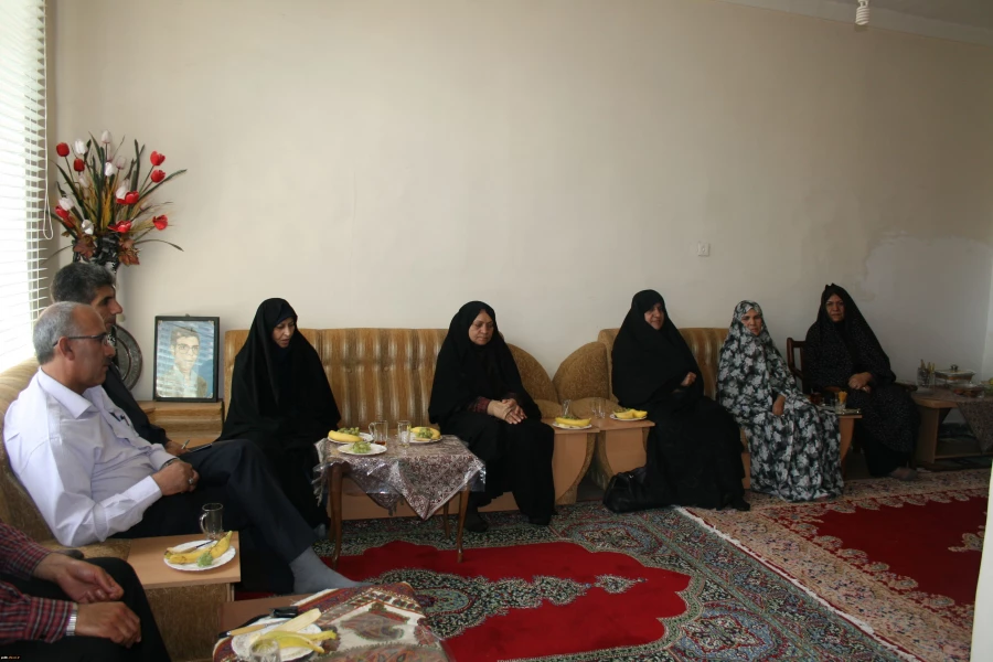 دیدار سرکار خانم دکتر زهرا ایرانمش سرپرست مدیریت امور پردیس های دانشگاه فرهنگیان استان کرمان با خانواده شهید طالبی زاده