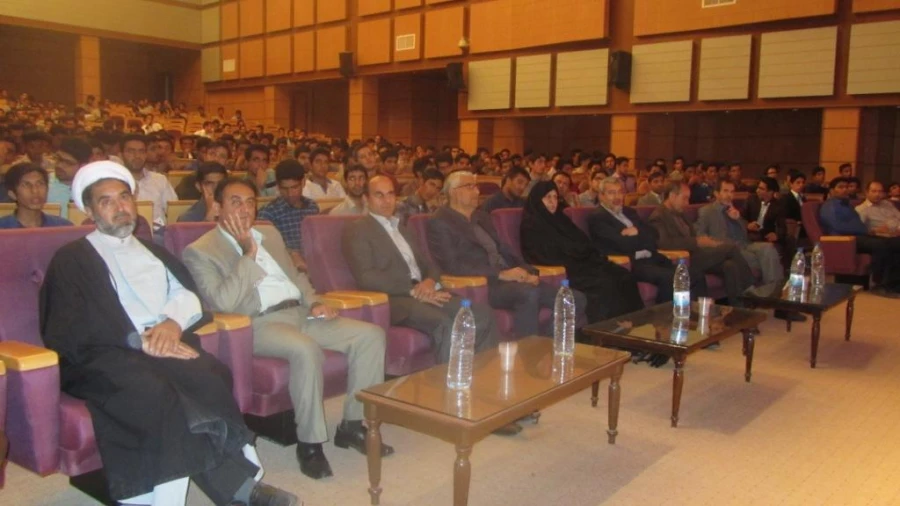 بمناسبت هفته دفاع مقدس مراسم شبی با افلاکیان در پردیس خواجه نصیر کرمان با حضور مهندس سیف الهی معاون استاندار کرمان و مسئولین استان برگزار شد