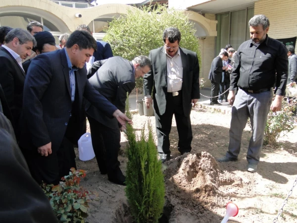 انجام مراسم غرس نهال به مناسبت هفته منابع طبیعی توسط استاندار در دانشگاه فرهنگیان کرمان