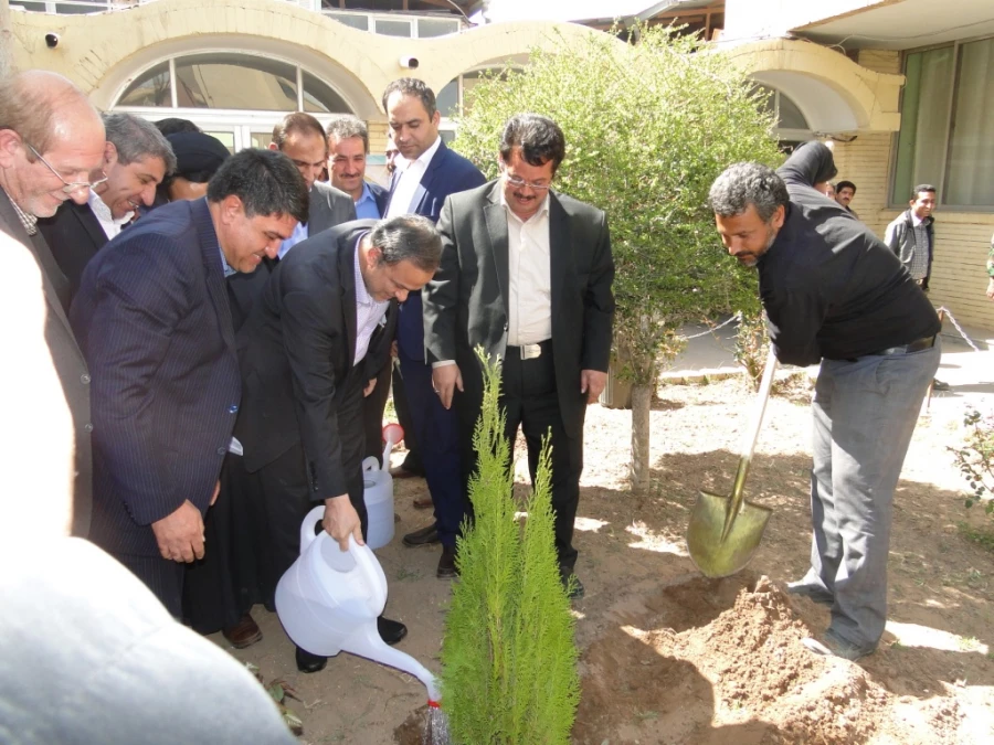 انجام مراسم غرس نهال به مناسبت هفته منابع طبیعی توسط استاندار در دانشگاه فرهنگیان کرمان