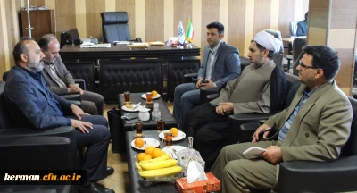 رئیس دانشگاه فرهنگیان کرمان در دیدار با مسئولین بانک تجارت استان: از مهمترین اهداف دانشگاه فرهنگیان ایجاد شأن و شخصیت و همچنین هویت معلمی در دانشجو معلمان می باشد.