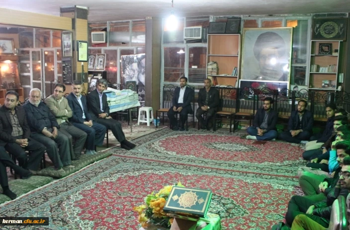 همراهی علاءالدین کیا مدیر کل امور فرهنگی و کارشناسان سازمان مرکزی با مسئولین و دانشجویان دانشگاه فرهنگیان کرمان در دیدار با خانواده شهید محمد کاظم کیانی