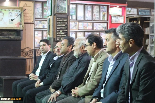 همراهی علاءالدین کیا مدیر کل امور فرهنگی و کارشناسان سازمان مرکزی با مسئولین و دانشجویان دانشگاه فرهنگیان کرمان در دیدار با خانواده شهید محمد کاظم کیانی