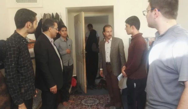 بازدید مشهدی رئیس اداره سراهای دانشجویی و همراهان از خوابگاه ها و سلف سرویس دانشگاه فرهنگیان استان کرمان