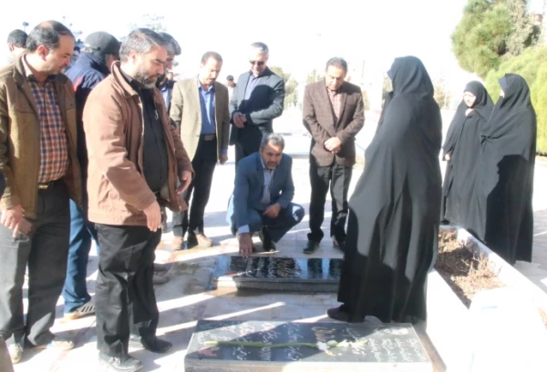 مراسم پیاده روی و تقدیم گل به ساحت مقدس شهدا به مناسبت دهه فجر