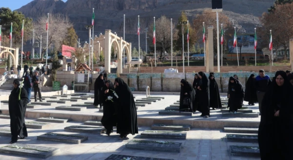 مراسم پیاده روی و تقدیم گل به ساحت مقدس شهدا به مناسبت دهه فجر