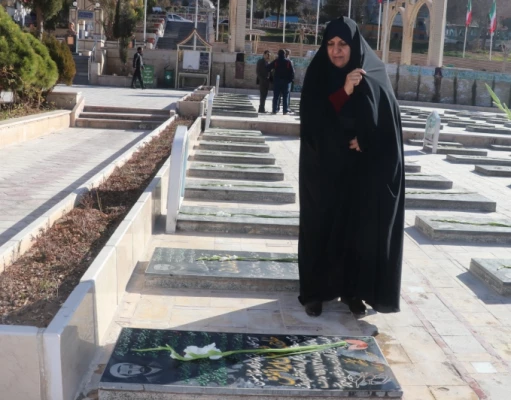 مراسم پیاده روی و تقدیم گل به ساحت مقدس شهدا به مناسبت دهه فجر