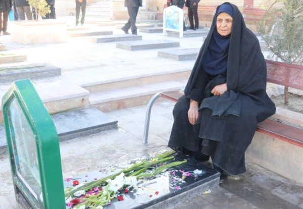 مراسم پیاده روی و تقدیم گل به ساحت مقدس شهدا به مناسبت دهه فجر