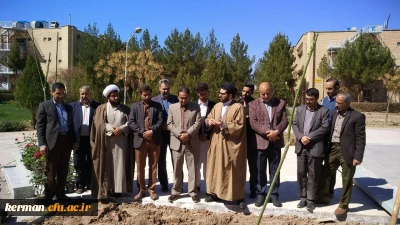 به مناسبت هفته درختکاری با حضور مسئولین و دانشجویان دانشگاه فرهنگیان کرمان چند اصله نهال و گل در فضای سبز پردیس خواجه نصیر و در محل مزار شهدای گمنام کاشته شد.