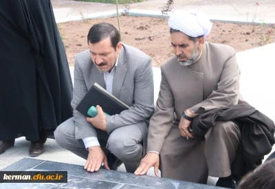 ادای احترام دکتر خاکی معاونت منابع انسانی و پشتیبانی دانشگاه فرهنگیان به تربت پاک شهیدان گمنام در دانشگاه فرهنگیان کرمان