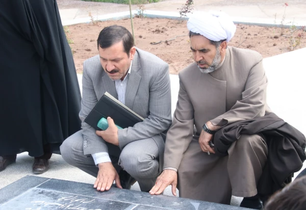 ادای احترام دکتر خاکی به تربت پاک شهیدان گمنام