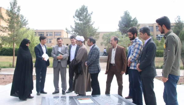 ادای احترام دکتر خاکی به تربت پاک شهیدان گمنام