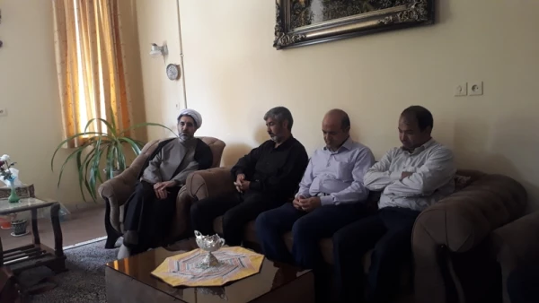 حضور رئیس و مسئولین دانشگاه فرهنگیان استان کرمان در منزل پدری مرحومه عبداللهی، دانشجو معلم ورودی سال 92