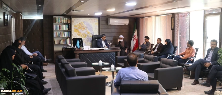 در پی انتصاب مدیر کل جدید آموزش و پرورش استان کرمان، رئیس و اعضای شورای اداری دانشگاه فرهنگیان استان با حضور در دفتر مدیر کل، این انتصاب را به ایشان تبریک گفتند