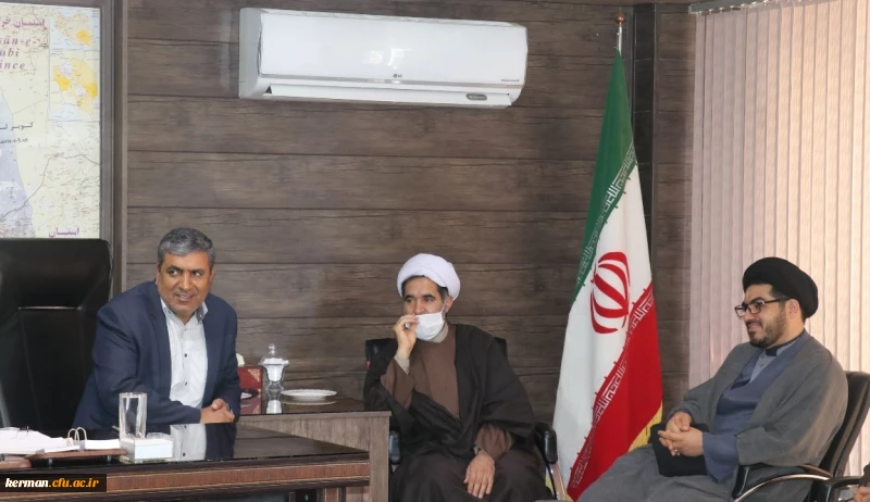 در پی انتصاب مدیر کل جدید آموزش و پرورش استان کرمان، رئیس و اعضای شورای اداری دانشگاه فرهنگیان استان با حضور در دفتر مدیر کل، این انتصاب را به ایشان تبریک گفتند
