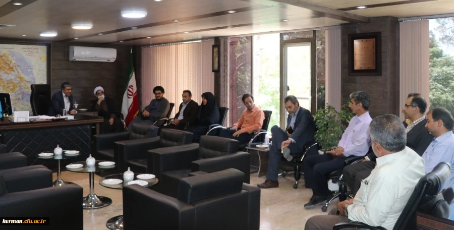 در پی انتصاب مدیر کل جدید آموزش و پرورش استان کرمان، رئیس و اعضای شورای اداری دانشگاه فرهنگیان استان با حضور در دفتر مدیر کل، این انتصاب را به ایشان تبریک گفتند