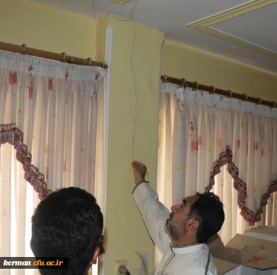 ترک خوردگی ساختمان سلف سرویس پردیس خواجه نصیرالدین طوسی دانشگاه فرهنگیان کرمان در اثر زلزله پنج و هشت دهم ریشتری 1 مرداد 1397