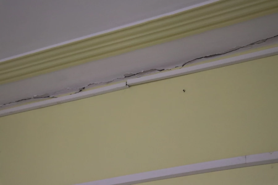 ترک خوردگی ساختمان های پردیس خواجه نصیرالدین طوسی در اثر زلزله