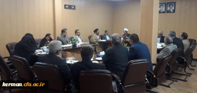 دکتر توان در جلسه هم اندیشی و همفکری با رؤسای سابق مراکز تربیت معلم استان کرمان اظهار داشت:
اهمیت تربیت معلم در این است که بتوانیم معلمی با عشق، اخلاق و بدون توجه به اولویت قراردادن مسائل مادی تربیت نمود.