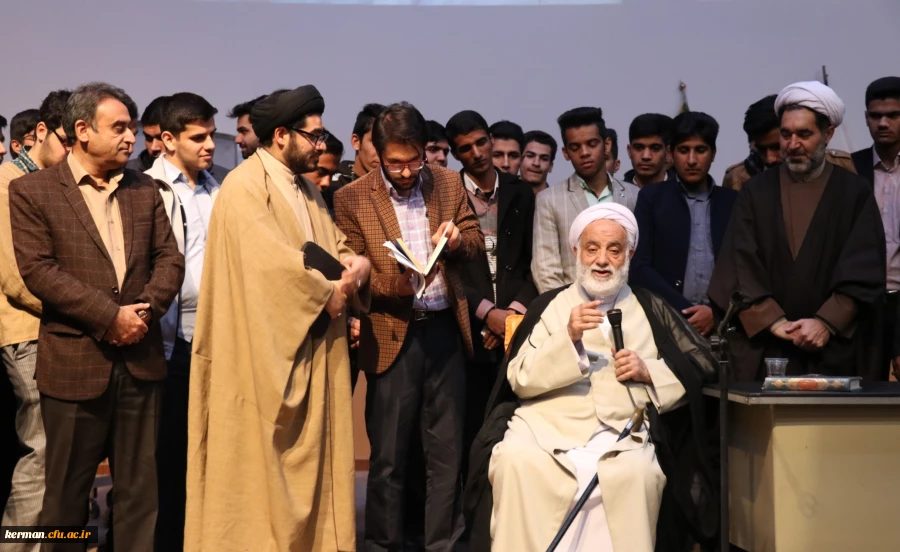 حجت الاسلام و المسلمین قرائتی در جمع دانشجومعلمان دانشگاه