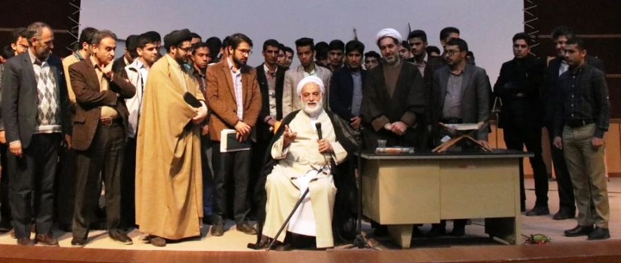 حجت الاسلام و المسلمین قرائتی در جمع دانشجومعلمان دانشگاه