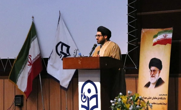 حجت الاسلام و المسلمین قرائتی در جمع دانشجومعلمان دانشگاه