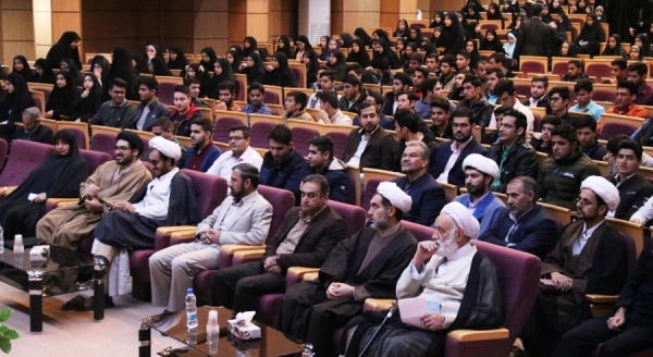 حجت الاسلام و المسلمین قرائتی در جمع دانشجومعلمان دانشگاه