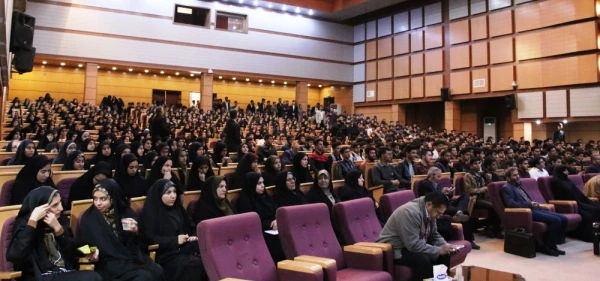 حجت الاسلام و المسلمین قرائتی در جمع دانشجومعلمان دانشگاه