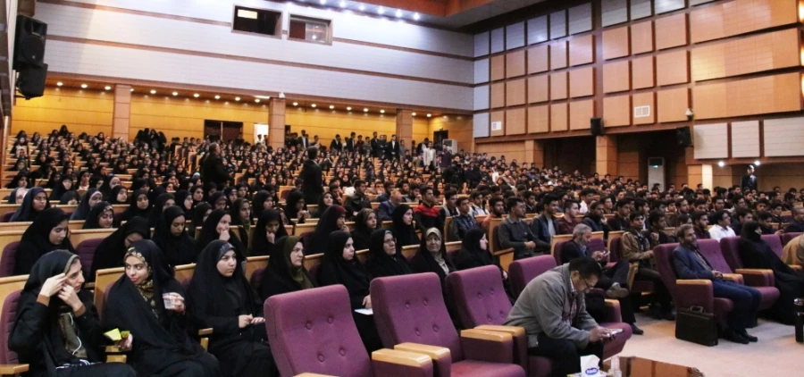 حجت الاسلام و المسلمین قرائتی در جمع دانشجومعلمان دانشگاه