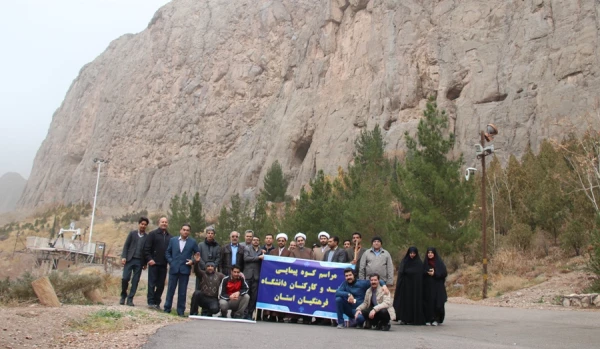 کوهپیمایی کارکنان دانشگاه فرهنگیان کرمان به مناسبت گرامیداشت چهلمین سال پیروزی انقلاب اسلامی