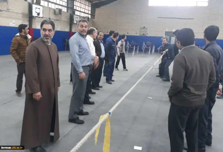 برگزاری مسابقات طناب کشی کارکنان دانشگاه