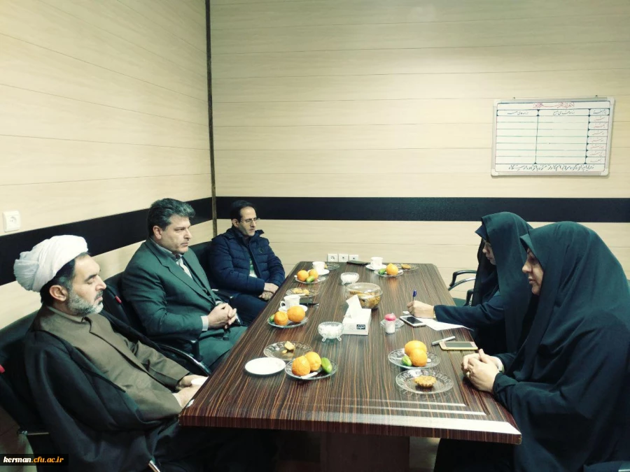 نشست صمیمی رئیس دانشگاه فرهنگیان استان کرمان و رئیس اداره مدارس و مراکز غیردولتی و توسعه مشارکت های مردمی اداره کل آموزش و پرورش