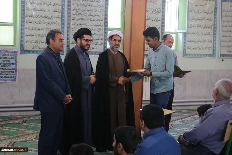 تقدیر از خادمین و فعالین برپایی و اقامه نماز در پردیس خواجه نصیرالدین طوسی دانشگاه فرهنگیان کرمان