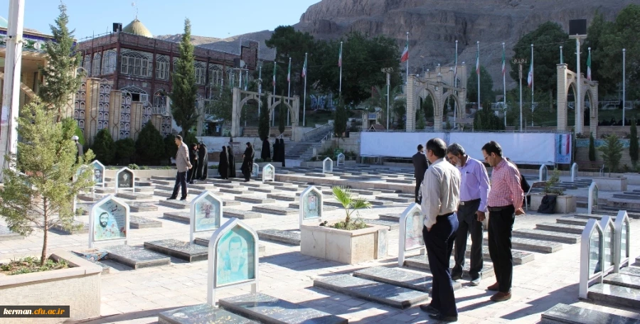 مراسم تجلیل از آزادگان با حضور کارکنان و اساتید دانشگاه فرهنگیان استان در گلزار شهدای شهر کرمان