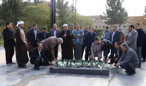 غبار روبی قبور مطهر شهدای گمنام به مناسبت هفته بسیج