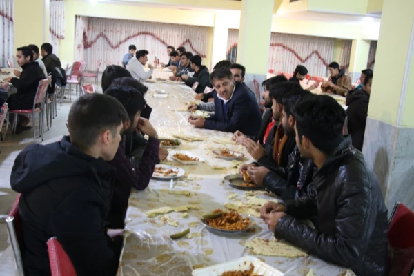 مدیر کل امور دانشجویی دانشگاه فرهنگیان کشور، شب یلدا را همراه دانشجو معلمان دانشگاه فرهنگیان کرمان جشن گرفت. 4