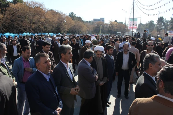 حضور مسئولان، اساتید، کارکنان و دانشجومعلمان دانشگاه فرهنگیان کرمان در مراسم گرامیداشت 9 دی 2