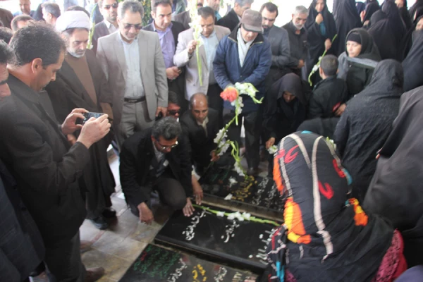 مراسم عطرافشانی و غبارروبی قبور مطهر شهدا