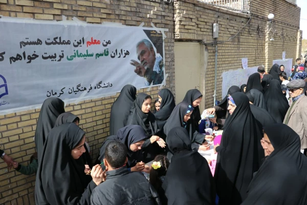 برپایی غرفه فرهنگی دانشگاه فرهنگیان کرمان در راهپیمایی یوم الله ۲۲ بهمن 5