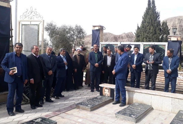 با حضور در گلزار شهدای شهر کرمان
شرکت کنندگان در سومین نشست شورای راهبری فرهنگی و اجتماعی قطب یک کشور، به مقام شامخ شهید و شهادت ادای احترام نمودند. 2