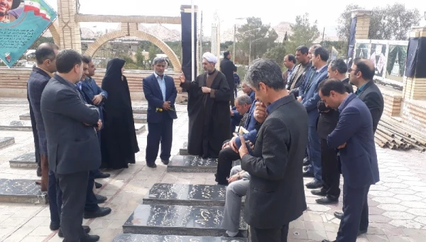 با حضور در گلزار شهدای شهر کرمان
شرکت کنندگان در سومین نشست شورای راهبری فرهنگی و اجتماعی قطب یک کشور، به مقام شامخ شهید و شهادت ادای احترام نمودند. 3