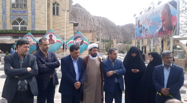 با حضور در گلزار شهدای شهر کرمان
شرکت کنندگان در سومین نشست شورای راهبری فرهنگی و اجتماعی قطب یک کشور، به مقام شامخ شهید و شهادت ادای احترام نمودند. 4