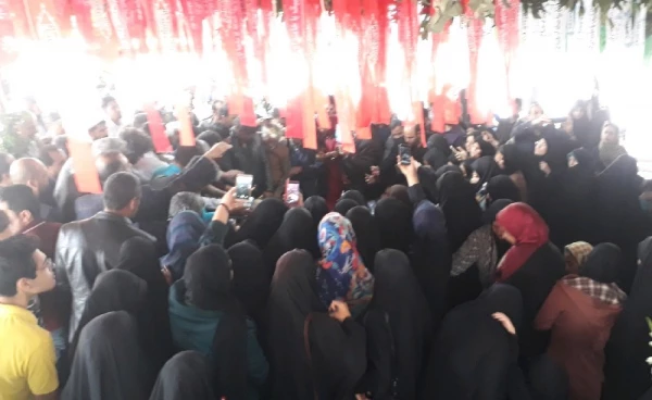 با حضور در گلزار شهدای شهر کرمان
شرکت کنندگان در سومین نشست شورای راهبری فرهنگی و اجتماعی قطب یک کشور، به مقام شامخ شهید و شهادت ادای احترام نمودند. 5