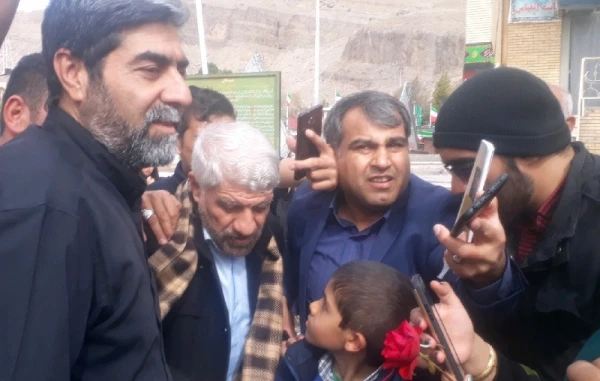 با حضور در گلزار شهدای شهر کرمان
شرکت کنندگان در سومین نشست شورای راهبری فرهنگی و اجتماعی قطب یک کشور، به مقام شامخ شهید و شهادت ادای احترام نمودند. 6