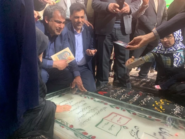 با حضور در گلزار شهدای شهر کرمان
شرکت کنندگان در سومین نشست شورای راهبری فرهنگی و اجتماعی قطب یک کشور، به مقام شامخ شهید و شهادت ادای احترام نمودند. 7