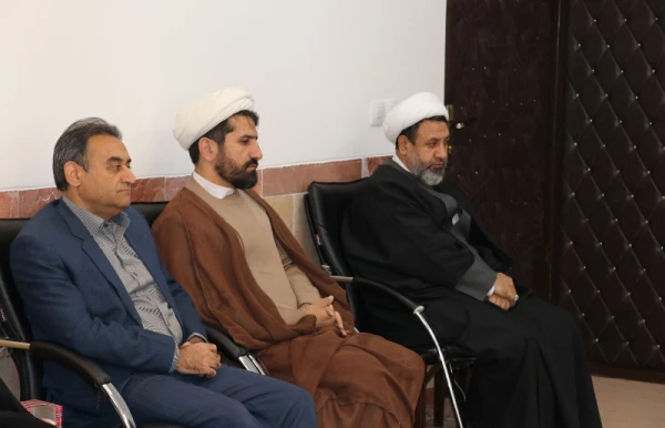 حجت الاسلام والمسلمین علیدادی سلیمانی نماینده ولی فقیه در استان و امام جمعه کرمان:
جایگاه معلم به واسطه نقشه الگویی آن در جامعه از اهمیت ویژه ای برخوردار می باشد 6