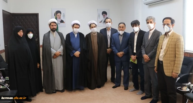 حجت الاسلام و المسلمین علیدادی سلیمانی نماینده ولی فقیه در استان و امام جمعه کرمان:
مکتب شهید سلیمانی، جریان بزرگ فرهنگی است که برگرفته از دل جبهه و جنگ و دانشگاه انسان سازی دفاع مقدس می باشد. 4