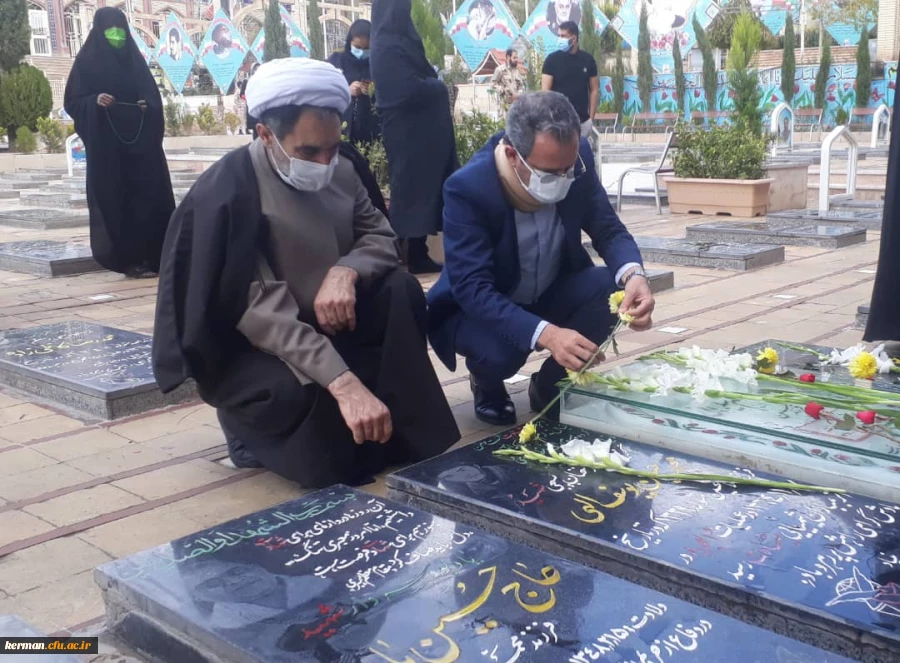 ادای احترام دکتر طاهری نیا به مقام شامخ شهید سلیمانی و دیگر شهدای کرمان 2