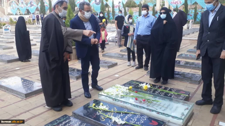 ادای احترام دکتر طاهری نیا به مقام شامخ شهید سلیمانی و دیگر شهدای کرمان 3